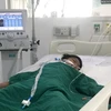 Một bệnh nhân đang được điều trị tại khoa Hồi sức tích cực - Chống độc (Bệnh viện Đa khoa tỉnh Kon Tum) do nghi ngờ bị ngộ độc. (Ảnh: Khoa Chương/TTXVN)
