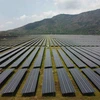 Cánh đồng pin năng lượng Mặt Trời dưới chân Núi Cấm của Nhà máy điện Mặt Trời Sao Mai-An Giang. (Ảnh: Vũ Sinh/TTXVN)