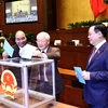 Tổng Bí thư, Chủ tịch nước Nguyễn Phú Trọng và các lãnh đạo Đảng, Nhà nước bỏ phiếu miễn nhiệm Thủ tướng Chính phủ. (Ảnh: TTXVN)