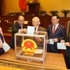 Tổng Bí thư, Chủ tịch nước Nguyễn Phú Trọng và các đại biểu bỏ phiếu. (Ảnh: Trí Dũng/TTXVN)