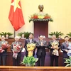 Chủ tịch Quốc hội Vương Đình Huệ tặng hoa Phó Chủ tịch nước Đặng Thị Ngọc Thịnh và một số ủy viên Ủy ban Thường vụ Quốc hội vừa được miễn nhiệm. (Ảnh: Trọng Đức/TTXVN) 