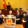 Tổng Bí thư Nguyễn Phú Trọng và các lãnh đạo Đảng, Nhà nước bỏ phiếu bầu Thủ tướng Chính phủ. (Ảnh: Trí Dũng/TTXVN)