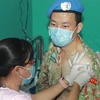 Chiến sỹ Bệnh viện dã chiến cấp 2 số 3 Việt Nam được tiêm vaccine phòng COVID-19 trước khi lên đường nhận nhiệm vụ tại Nam Sudan. (Ảnh: Đinh Hằng/TTXVN)