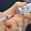 Nhân viên y tế chuẩn bị vaccine ngừa COVID-19 của AstraZeneca tại một điểm tiêm chủng ở Seoul, Hàn Quốc, ngày 26/2/2021. (Nguồn: AFP/TTXVN)