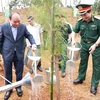Chủ tịch nước Nguyễn Xuân Phúc cùng các đại biểu trồng cây tại Khu Di tích K9. (Ảnh: Thống Nhất/TTXVN)