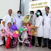 Ban Giám đốc Bệnh viện Trung ương Huế tặng hoa cho bệnh nhi Hồ Thị Tr.. (Ảnh: Tường Vi/TTXVN)