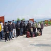 Bộ đội Biên phòng tỉnh Lai Châu tuyên truyền tới các trường hợp có ý định xuất cảnh trái phép sang Trung Quốc quay về địa phương. (Ảnh: TTXVN phát)