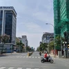 Ngã tư đại lộ Monivong và đường Mao Tse Tung ở thủ đô Phnom Penh vắng vẻ trong ngày đầu thực hiện phong tỏa. (Ảnh: Nguyễn Hùng/TTXVN) 