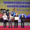 Ông Phạm Duy Hưng, Phó Chủ tịch Ủy ban Nhân dân tỉnh Bắc Kạn (ngoài cùng bên phải) trao Bằng công nhận nhận di sản văn hóa phi vật thể quốc gia Hát Sli của người Nùng cho các nghệ nhân. (Ảnh: Vũ Hoàng Giang/TTXVN)