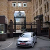 Các nhà ngoại giao CH Séc cùng thân nhân rời khỏi Đại sứ quán nước này ở thủ đô Moskva, Nga do căng thẳng ngoại giao giữa hai nước, ngày 19/4/2021. (Ảnh: AFP/TTXVN)