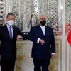 Ngoại trưởng Iran Javad Zarif đón Ngoại trưởng Trung Quốc Vương Nghị ở Tehran ngày 27/3/2021. (Nguồn: AFP)
