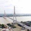 Cầu Cần Thơ bắc qua Sông Hậu, nối với tỉnh Vĩnh Long và Cần Thơ, là cây cầu dây văng có nhịp dẫn chính dài nhất Đông Nam Á. (Ảnh: Mạnh Linh/TTXVN)