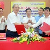 Bàn giao danh sách ứng viên đại biểu Quốc hội và Hội đồng Nhân dân cho Ủy ban bầu cử tỉnh Nam Định. (Ảnh: Nguyễn Lành/TTXVN)