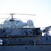 Cận cảnh máy bay trực thăng đỗ trên Tàu khu trục Bespokoiny. (Ảnh: Hồng Quân/TTXVN) 