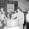 Sáng 25/4/1976, đồng chí Lê Duẩn, Bí thư thứ nhất Ban Chấp hành Trung ương Đảng đến bỏ phiếu tại hòm phiếu số 30, khu vực 1, khu phố Ba Đình (Hà Nội). (Ảnh: Văn Bảo/TTXVN) 