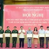 Trao Bằng khen của Ủy ban Nhân dân tỉnh Điện Biên cho các cá nhân có thành tích xuất sắc. (Ảnh: Xuân Tư/TTXVN)