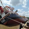 Tàu chở container ALICA bị nghiêng khiến nhiều container bị rơi xuống sông. (Ảnh: TTXVN phát)