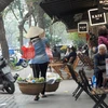 Tình trạng kinh doanh lấn chiếm vỉa hè phố Nguyễn Chí Thanh, quận Đống Đa. (Ảnh: Phan Tuấn Anh/TTXVN)