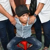 Nghi phạm Sơn Thanh Tuấn, 31 tuổi, ngụ khóm 1, Phường 7, thành phố Trà Vinh bị bắt giữ. (Ảnh: TTXVN phát)