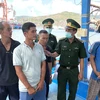 Lực lượng bộ đội biên phòng tỉnh Bình Định lên từng tàu cá tuyên truyền để bảo đảm tất cả cử tri đều có mặt thực hiện quyền bầu cử của mình. (Ảnh: Nguyên Linh/TTXVN) 