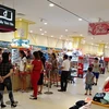 Người dân đến mua sắm tại siêu thị Aeon Mall. (Ảnh: Hải Âu/TTXVN)