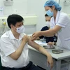 Giáo sư, tiến sỹ Nguyễn Thanh Long - Bộ trưởng Bộ Y tế, được tiêm vaccine phòng COVID-19. (Ảnh: Hoàng Hiếu/TTXVN) 
