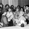 Chủ tịch Hồ Chí Minh với các cháu thiếu niên là dũng sỹ diệt Mỹ ở miền Nam ra thăm miền Bắc (3/1962). (Ảnh: TTXVN) 