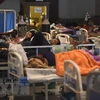 Bệnh nhân COVID-19 được hỗ trợ thở ôxy tại một bệnh viện dã chiến ở New Delhi, Ấn Độ ngày 27/4/2021. (Ảnh: AFP/TTXVN) 