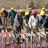 Kỹ thuật viên Trung Quốc và công nhân châu Phi tại công trường xây dựng đường cao tốc ở Nairobi, Kenya. (Nguồn: Xinhua)