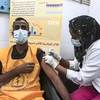 Tiêm vaccine ngừa COVID-19 cho nhân viên y tế tại bệnh viện ở Khartoum, Sudan, ngày 9/3/2021. (Ảnh: AFP/TTXVN) 