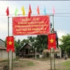 Người dân xã Đắk Nuê, huyện Lắk trang trí khu vực bỏ phiếu chào mừng Ngày hội non sông. (Ảnh: Anh Dũng/TTXVN)