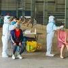 Lấy mẫu xét nghiệm SARS-CoV-2 cho người lao động tại các Khu công nghiệp ở Đà Nẵng. (Ảnh: TTXVN phát) 
