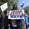 Các nhà hoạt động xã hội tuần hành phản đối các hành động thù hận đối với người gốc Á tại bang California, Mỹ ngày 26/3/2021. (Ảnh: AFP/TTXVN) 