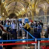 Hành khách chờ làm thủ tục tại sân bay Ronald Reagan ở Arlington, bang Virginia, Mỹ. Ảnh minh họa. (Ảnh: AFP/TTXVN)