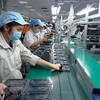 Công nhân công ty trách nhiệm hữu hạn Hadanbi Vina (Khu công nghiệp Điềm Thụy, huyện Phú Bình, tỉnh Thái Nguyên) đeo khẩu trang phòng, chống dịch COVID-19 khi làm việc (ảnh chụp ngày 14/5/2021). (Ảnh: Anh Tuấn/TTXVN) 