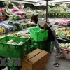 Nhân viên sắp xếp thực phẩm trong siêu thị tại Bắc Kinh, Trung Quốc ngày 17/6/2020. (Ảnh: AFP/TTXVN) 