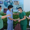 Lãnh đạo Bệnh viện C Đà Nẵng động viên các y, bác sỹ lên đường chi viện cho tỉnh Bắc Giang. (Ảnh: Văn Dũng/TTXVN)