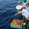 Tràng hoa được cán bộ, chiến sỹ trên tàu Trường Sa 571 thả xuống biển, tưởng niệm các liệt sỹ hy sinh trên quần đảo Trường Sa. (Ảnh: Sỹ Tuyên/TTXVN) 