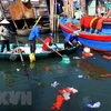 Thu gom rác thải nhựa trên vùng biển xóm Nhà Rầm, phường Hải Cảng, thành phố Quy Nhơn, tỉnh Bình Định. (Ảnh: Nguyên Linh/TTXVN) 