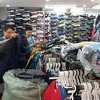 Lực lượng quản lý thị trường kiểm tra, phát hiện nhiều sản phẩm giả thương hiệu The North Face tại cửa hàng kinh doanh quần áo, giầy dép số 62 Lò Sũ, quận Hoàn Kiếm. (Ảnh: Trần Việt/TTXVN) 