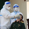 Nhân viên y tế lấy mẫu xét nghiệm sàng lọc virus SARS-CoV-2 cho cán bộ, chiến sỹ các đơn vị lực lượng vũ trang tại Ban chỉ huy quân sự huyện Côn Đảo. (Ảnh: Huỳnh Ngọc Sơn/TTXVN) 