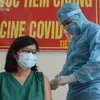 Nhân viên y tế tiêm vaccine phòng COVID-19 tại Bệnh viện Phổi Đà Nẵng. (Ảnh: Văn Dũng/TTXVN) 
