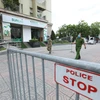 Lực lượng chức năng lập hàng rào, phong tỏa tạm thời tòa N03A khu đô thị mới Sài Đồng, phường Phúc Đồng, quận Long Biên. (Ảnh: Minh Quyết/TTXVN) 