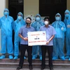 Tình nguyện viên của Chương trình Ranh Giới và bạn bè phối hợp VNews (Truyền hình TTXVN) trao quà hỗ trợ cho Mặt trận Tổ quốc huyện Việt Yên (Bắc Giang). (Ảnh: Danh Lam/TTXVN)