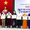 Ủy ban Mặt trận Tổ quốc Việt Nam tỉnh Thừa Thiên-Huế đã tặng bằng khen cho tập thể có nhiều thành tích trong công tác bầu cử đại biểu Quốc hội khóa XV và bầu cử đại biểu Hội đồng Nhân dân các cấp nhiệm kỳ 2021-2026. (Ảnh: Tường Vi/TTXVN)