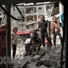 Người dân Palestine trở về bên những căn nhà đã bị phá hủy trong các cuộc không kích của máy bay Israel xuống thị trấn Beit Hanoun, Dải Gaza, khi lệnh ngừng bắn có hiệu lực. (Ảnh: THX/TTXVN) 