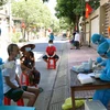 Người dân chờ đến lượt lấy mẫu xét nghiệm ở tổ dân phố Tân Quý, phường Thạch Quý, thành phố Hà Tĩnh. (Ảnh: Công Tường/TTXVN)