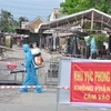 Phun thuốc khử khuẩn ở chợ Ba Dừa ở xã Long Trung, huyện Cai Lậy, tỉnh Tiền Giang. (Ảnh: Hữu Chí/TTXVN) 