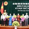 Tặng hoa chúc mừng các đồng chí vừa được bầu giữ chức vụ chủ chốt của tỉnh Ninh Bình. (Ảnh: Đức Phương/TTXVN)