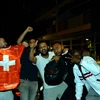 Người dân Thụy Sĩ đổ ra đường ăn mừng chiến thắng đêm 28/6. (Ảnh: Tố Uyên/TTXVN)